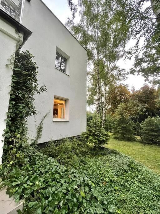 Beautiful Villa With Garden In Milanowek Экстерьер фото
