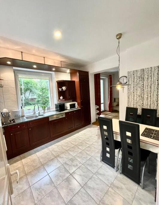 Beautiful Villa With Garden In Milanowek Экстерьер фото