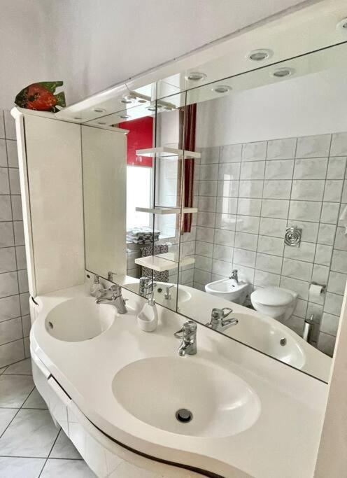 Beautiful Villa With Garden In Milanowek Экстерьер фото