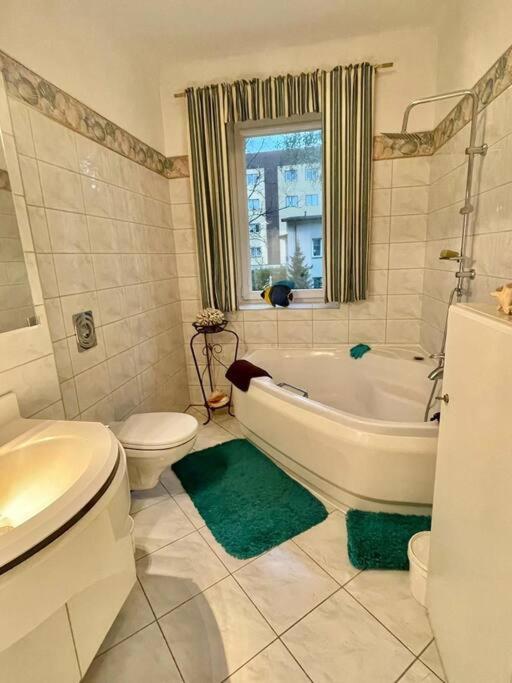 Beautiful Villa With Garden In Milanowek Экстерьер фото